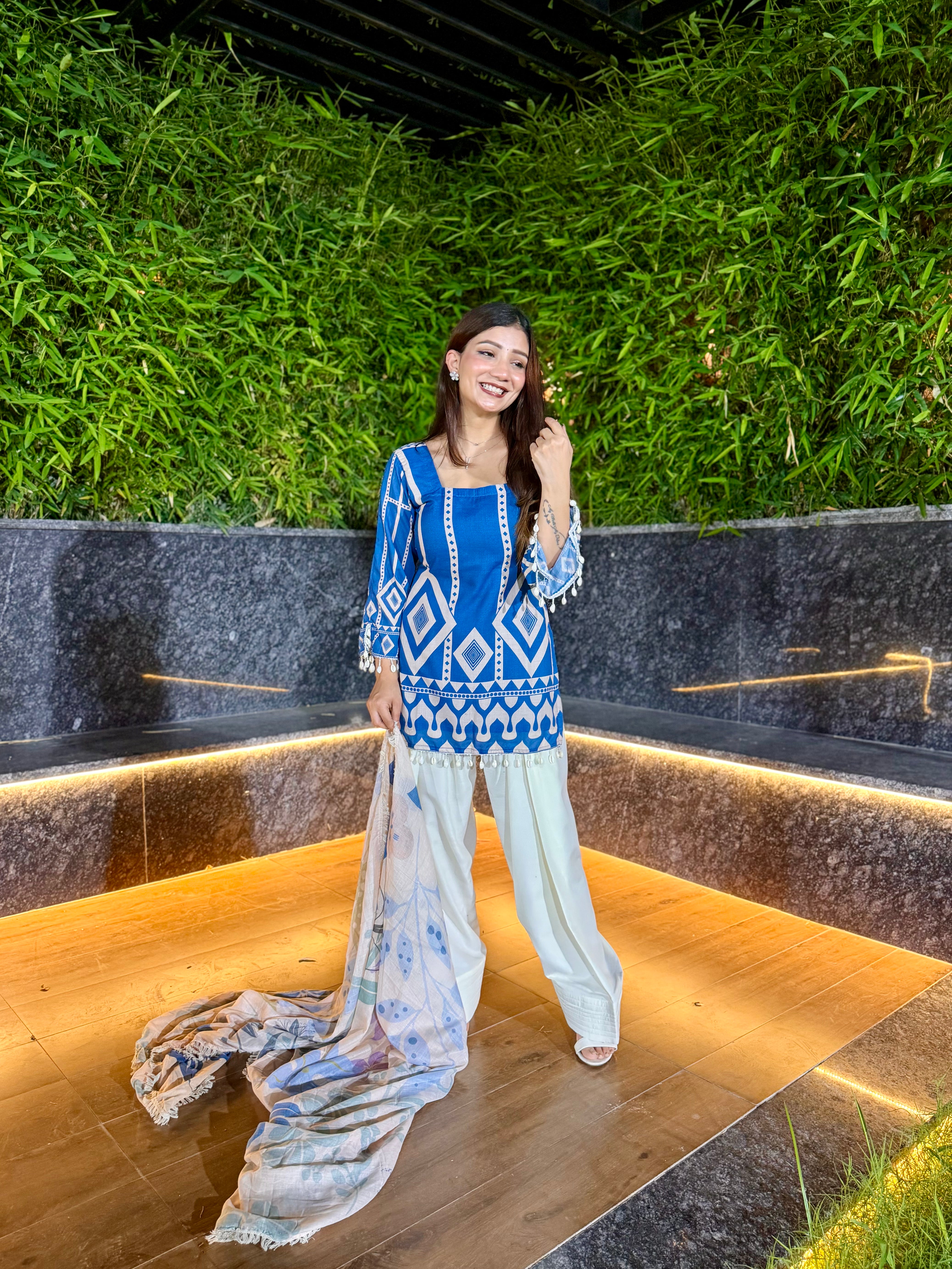 Neela Farshi Set